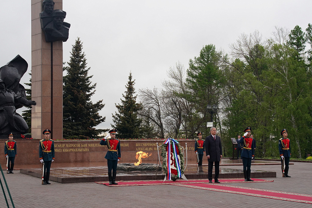 Радий Хабиров возложил венок Славы к Вечному огню в уфимском парке Победы