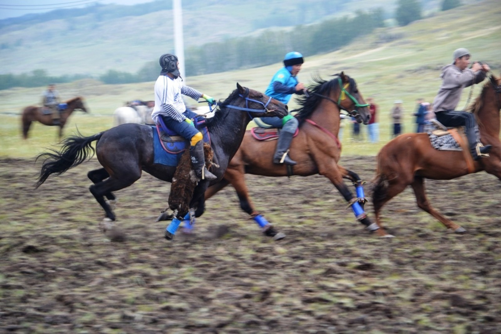 Фестиваль начался с древней национальной игры кочевников Средней Азии