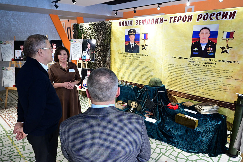 Радий Хабиров передал ордена генерала Шаймуратова семьям погибших участников СВО