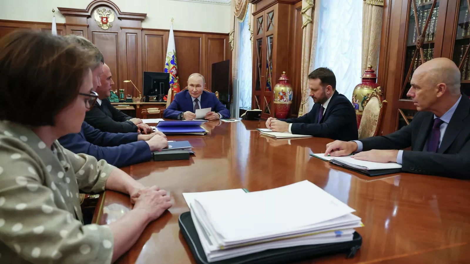 Путин предложил обсудить исполнение федерального бюджета в 2025 году