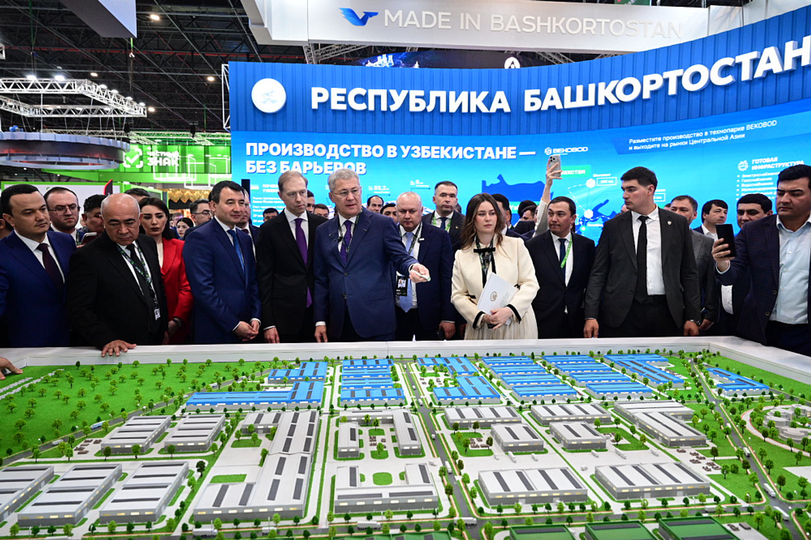 Радий Хабиров презентовал стенд Башкортостана на выставке