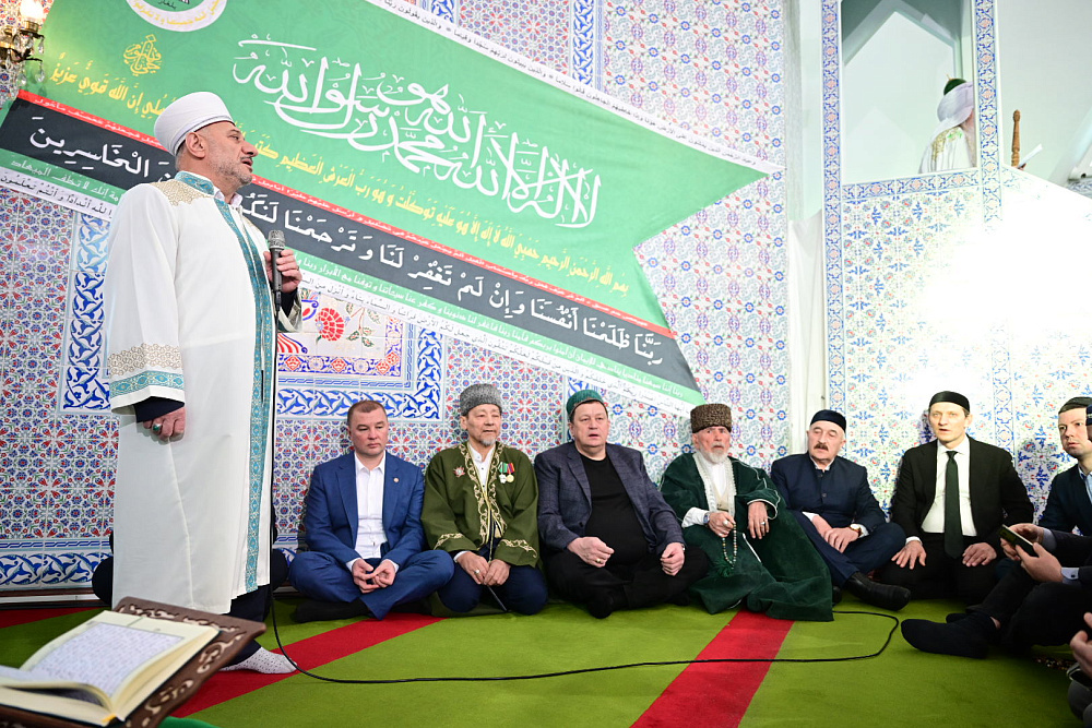 Радий Хабиров принял участие в коллективном намазе в честь праздника