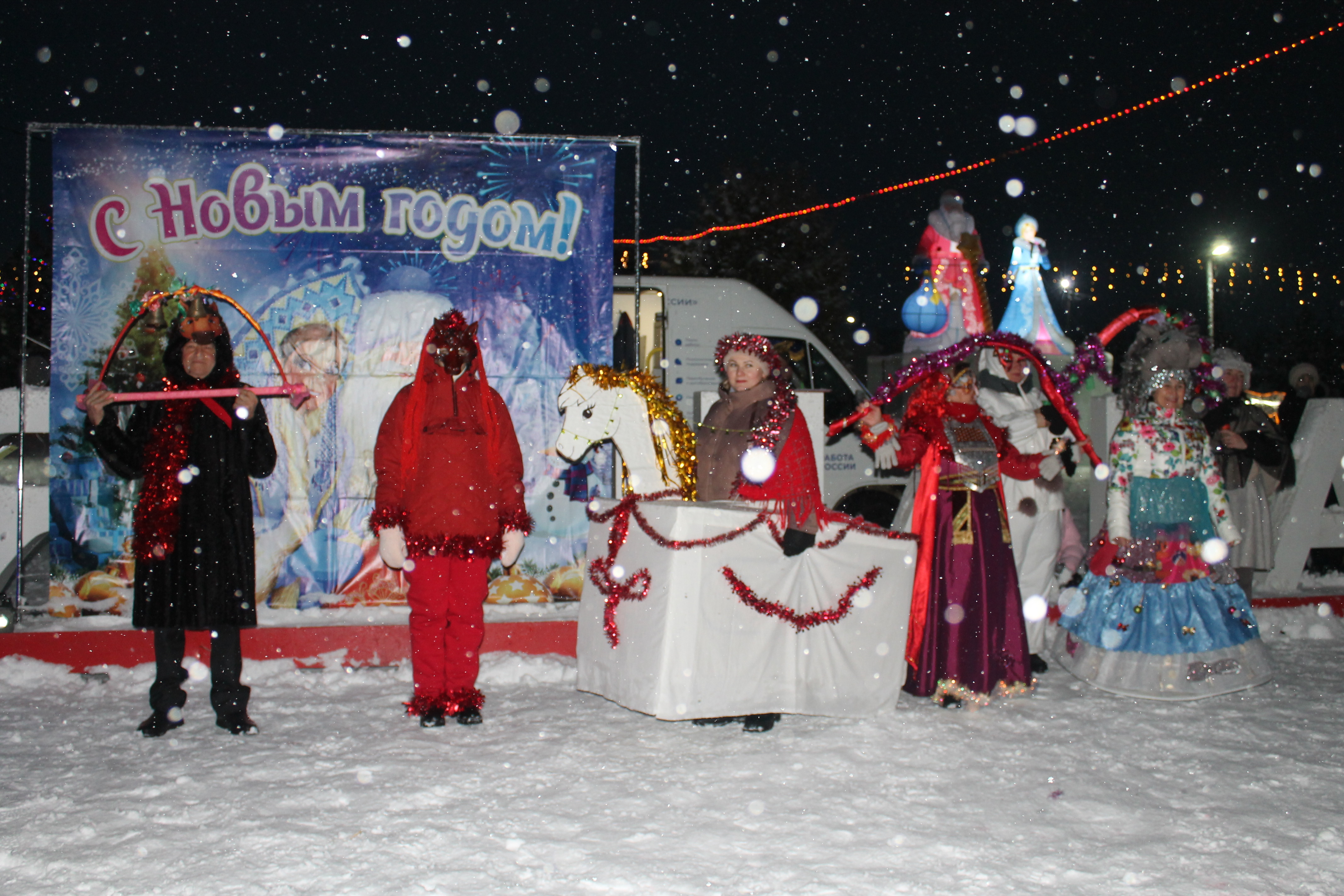 А у нас Новый год – Елка в гости всех зовет!