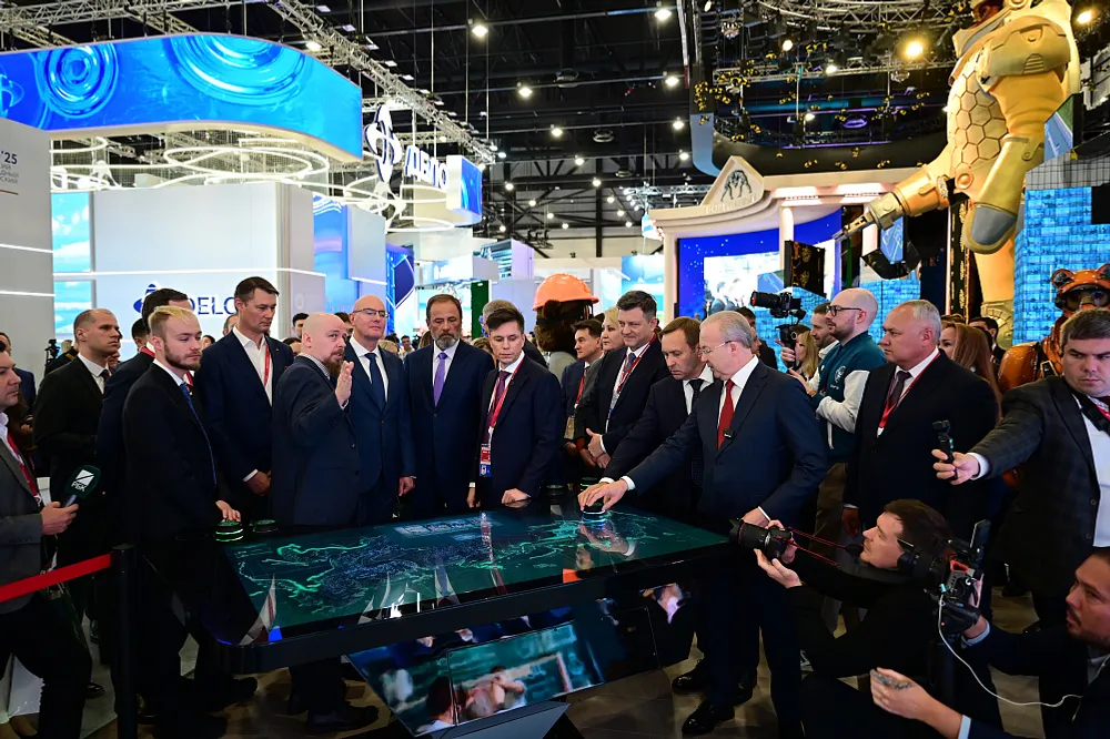 Дмитрию Чернышенко и Игорю Комарову представили проект «Берлога»