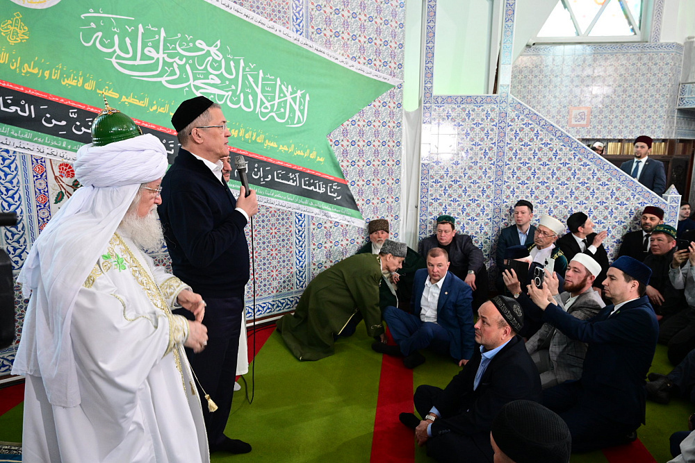 Радий Хабиров принял участие в коллективном намазе в честь праздника