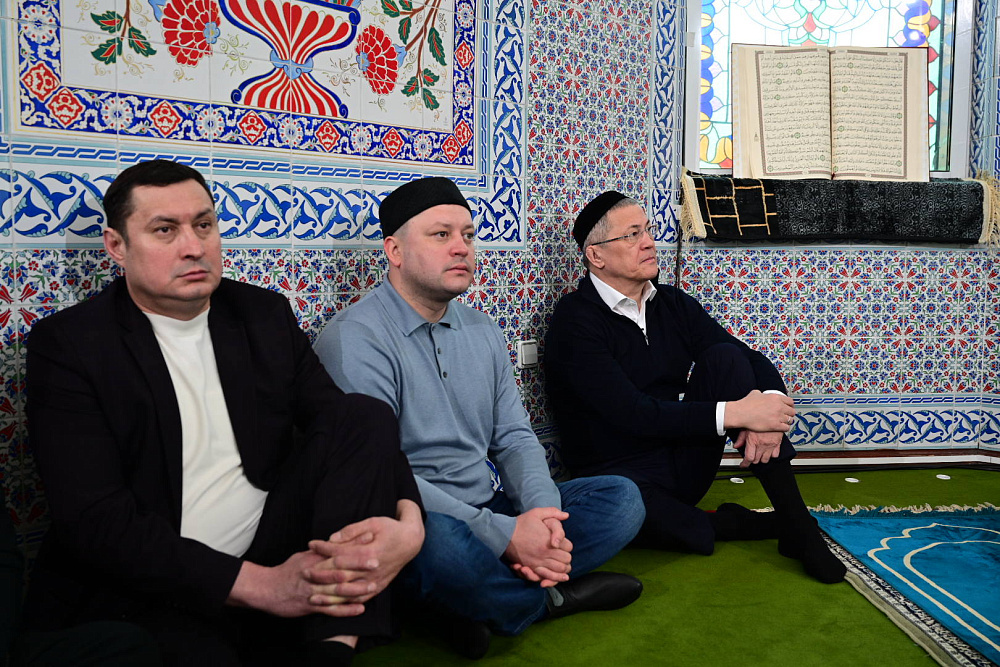 Радий Хабиров принял участие в коллективном намазе в честь праздника
