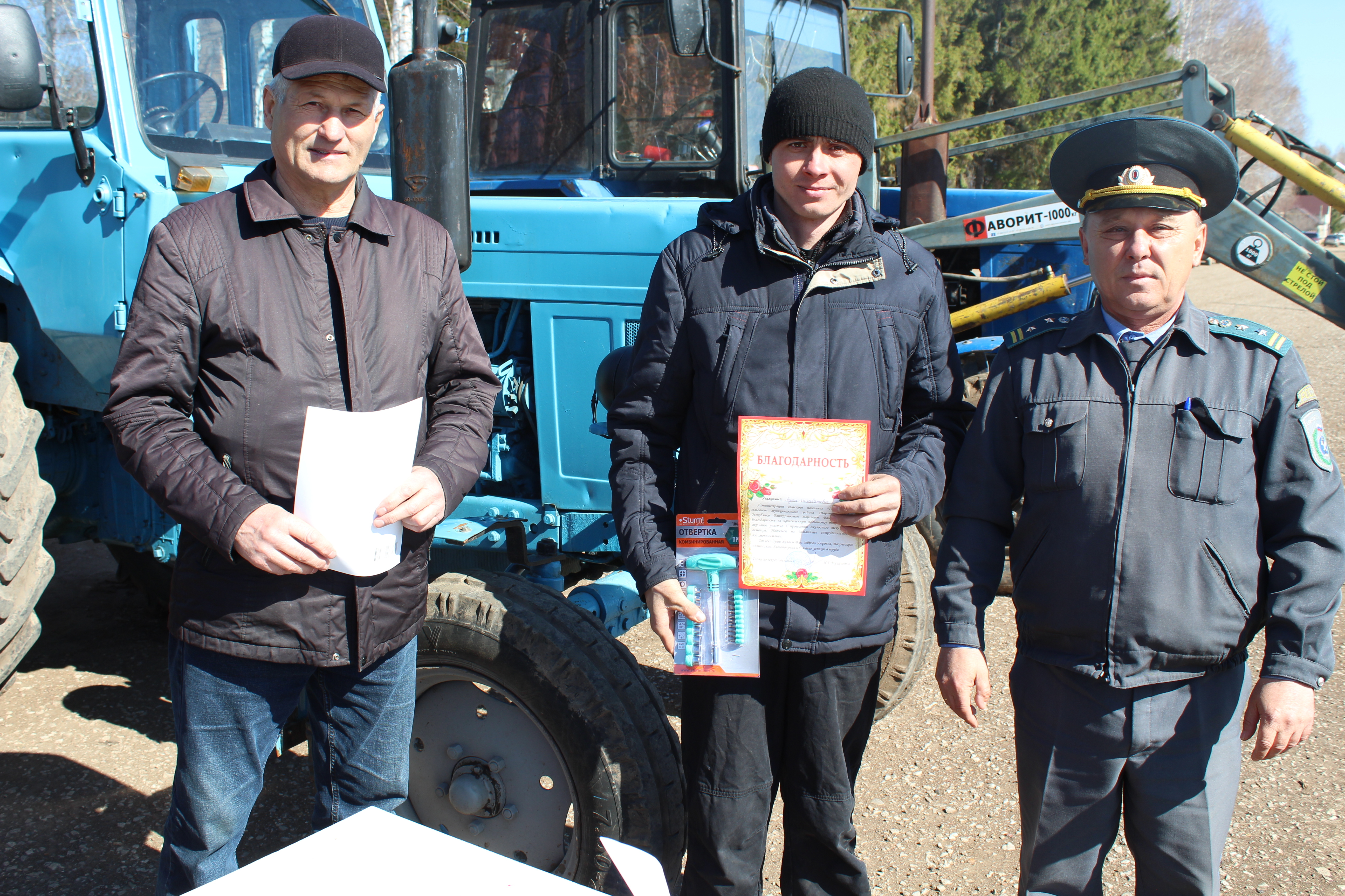 В Шаранском районе продолжается ежегодный плановый технический осмотр тракторов и прицепов к ним
