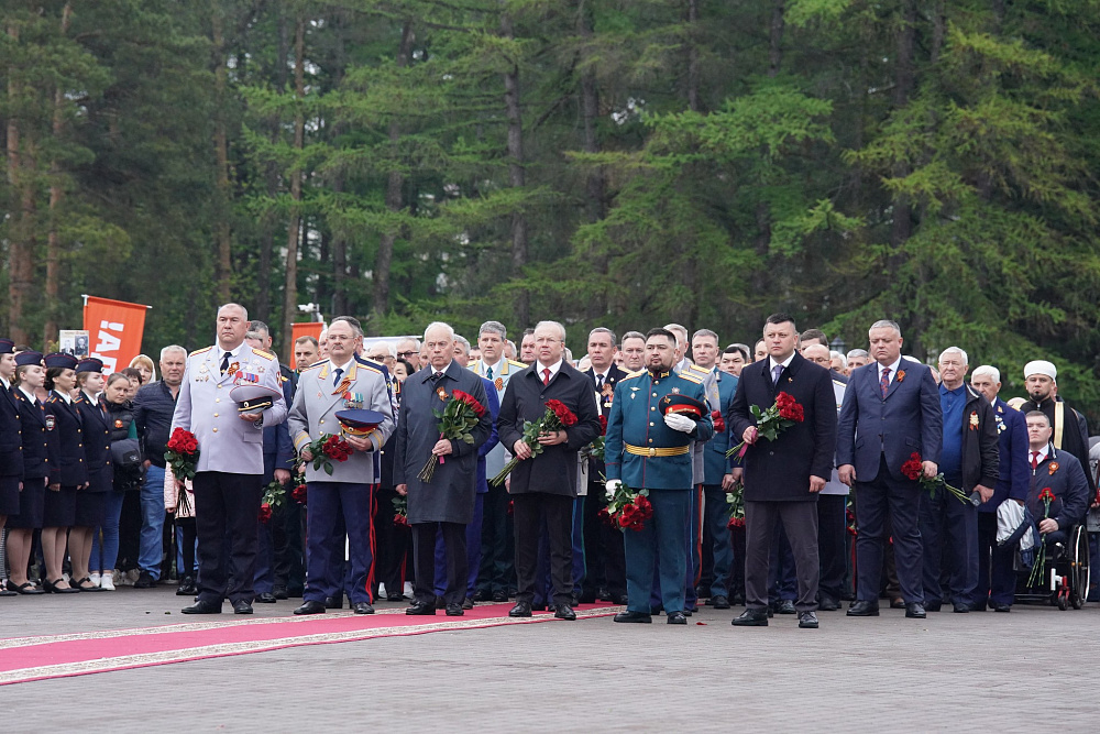 Радий Хабиров возложил венок Славы к Вечному огню в уфимском парке Победы