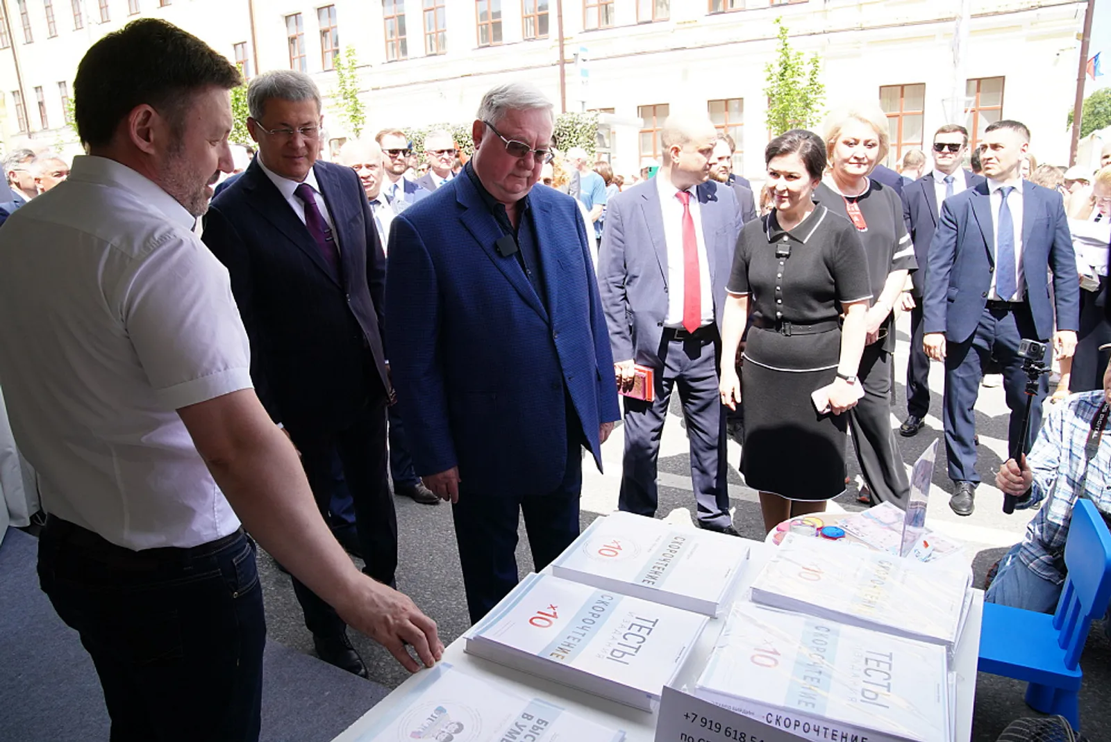 Радий Хабиров посетил выставочную площадку книжной ярмарки «Китап-байрам»