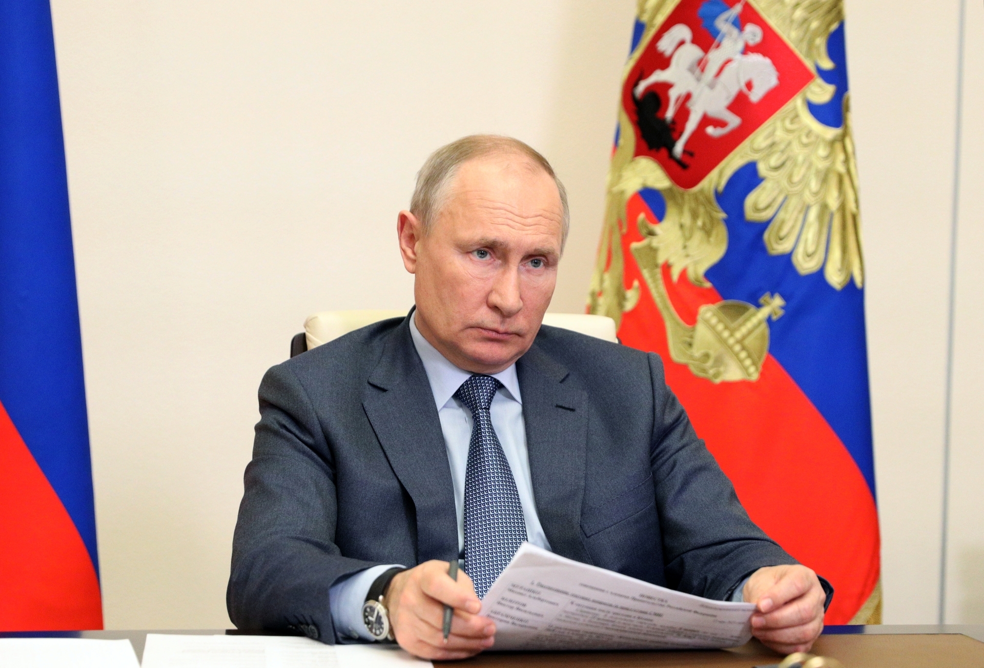 Путин призвал снижать экономические риски за счет адресной поддержки