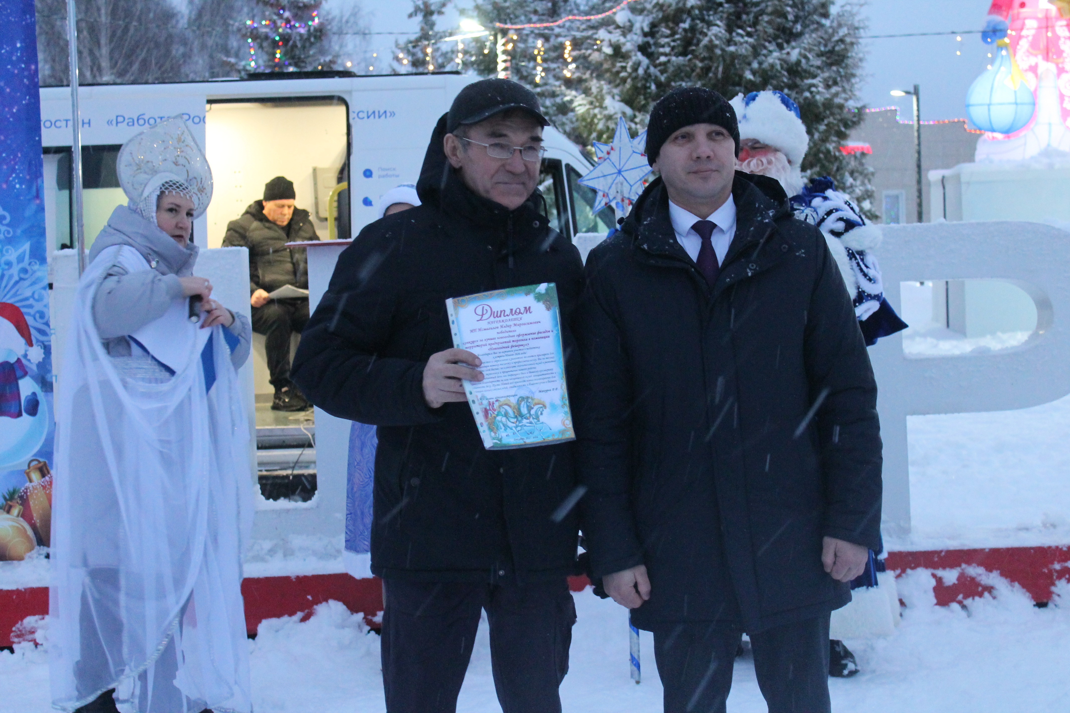 А у нас Новый год – Елка в гости всех зовет!