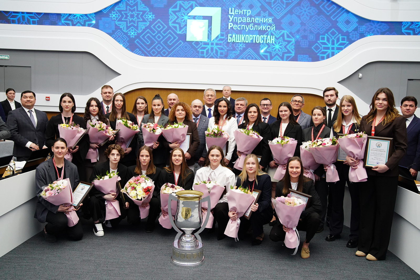 Радий Хабиров поздравил женскую хоккейную команду «Агидель» с победой в ЖХЛ